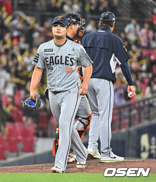 [OSEN=광주, 이석우 기자] 7일 광주-기아 챔피언스필드에서 2026 신한 SOL KBO 리그 KIA 타이거즈와 한화 이글스의 경기가 열렸다. 홈팀 KIA는 양현종이, 방문팀 한화는 정우주가 선발 출전했다.한화 이글스 김서현이 9회말 2실점 후 교체되고 있다. 2026.05.07 / foto0307@osen.co.kr