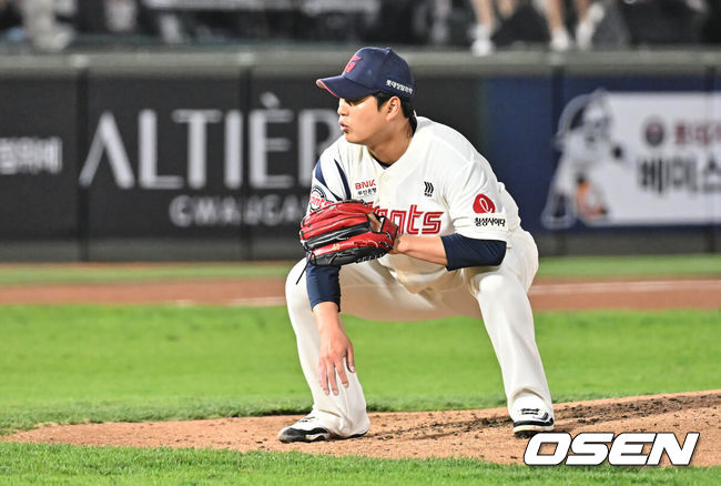 [OSEN=부산, 이석우 기자] 7일 부산 사직야구장에서 2026 신한 SOL KBO 리그 롯데 자이언츠와 KT 위즈의 경기가 열렸다. 홈팀 롯데는 나균안이, 방문팀 KT는 고영표가 선발 출전했다.롯데 자이언츠 선발 투수 나균안이 3회초 무사 1루 KT 위즈 김현수 타석때 1루주자 최원준의 도루 시도에 엎드리고 있다. 2026.04.07 / foto0307@osen.co.kr