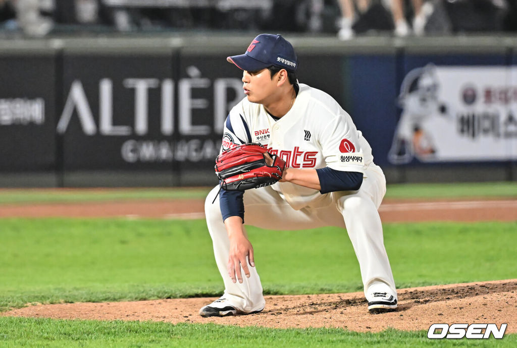 7일 부산 사직야구장에서 2026 신한 SOL KBO 리그 롯데 자이언츠와 KT 위즈의 경기가 열렸다. 홈팀 롯데는 나균안이, 방문팀 KT는 고영표가 선발 출전했다.롯데 자이언츠 선발 투수 나균안이 3회초 무사 1루 KT 위즈 김현수 타석때 1루주자 최원준의 도루 시도에 엎드리고 있다. 2026.04.07 / foto0307@osen.co.kr