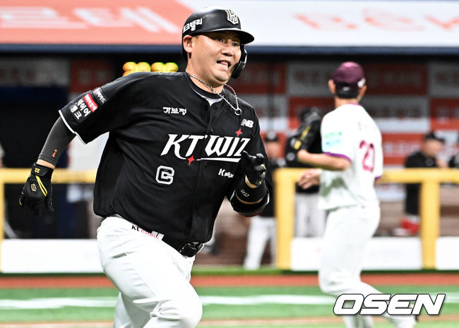 [OSEN=고척, 조은정 기자]8일 서울 고척스카이돔에서 2026 신한 SOL KBO리그 키움 히어로즈와 KT 위즈의 경기가 열렸다.이날 키움은 안우진, KT 오원석을 선발로 내세웠다.7회초 2사 2루에서 KT 장성우가 1타점 2루타를 날린 뒤 베이스를 향해 쇄도하고 있다.  2026.05.08 /cej@osen.co.kr