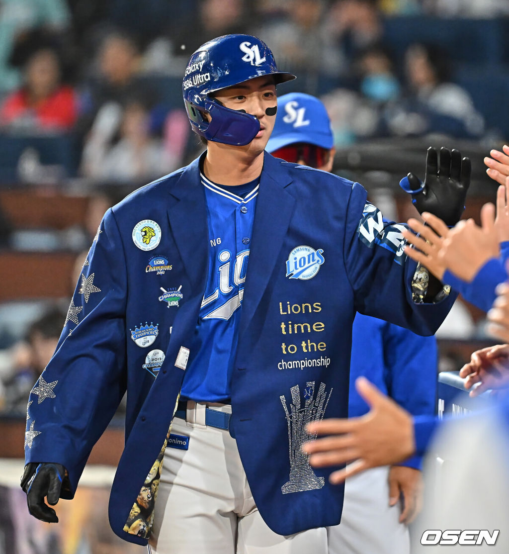 8일 창원NC파크에서 2026 신한 SOL KBO 리그 NC 다이노스와 삼성 라이온즈의 경기가 열렸다. 홈팀 NC는 목지훈이, 방문팀 삼성은 장찬희가 선발 출전했다. 삼성 라이온즈 구자욱이 5회초 1사 좌월 솔로 홈런을 치고 하이파이브를 하고 있다. 2026.05.08 / foto0307@osen.co.kr