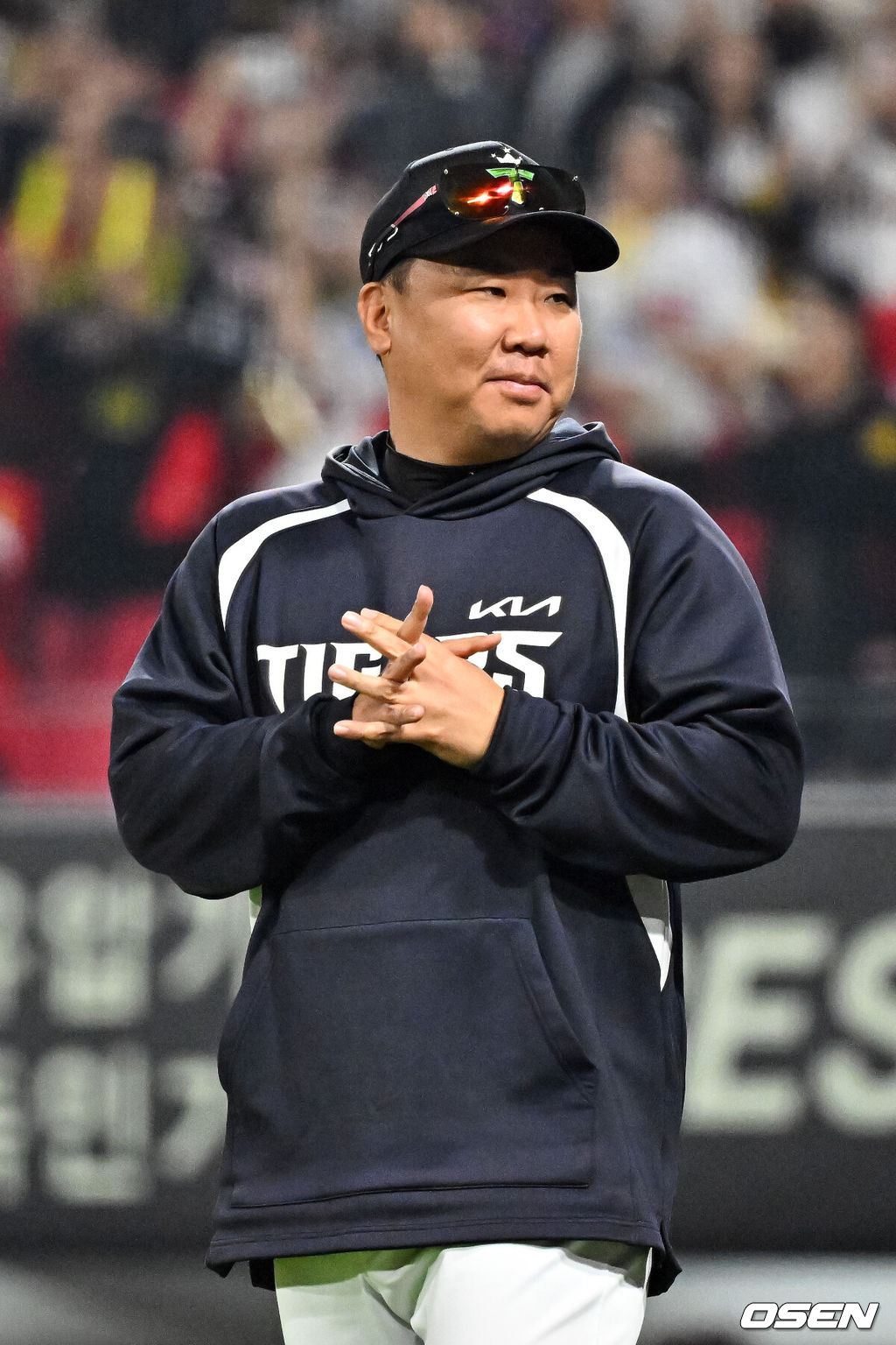 KIA 타이거즈가 설욕에 성공했다. 2일 광주-기아 챔피언스필드에서 열린 2026 프로야구 선두 KT 위즈와의 경기를 6-0으로 승리했다.  선발 황동하가 7이닝 무실점의 역투를 펼쳐 승리의 발판을 놓았다. 박재현이 2점 홈런 포함 4안타를 터트려 타선을 이끌었다. 경기종료 후 KIA 이범호 감독이 미소 짓고 있다.      2026.05.02 / soul1014@osen.co.kr