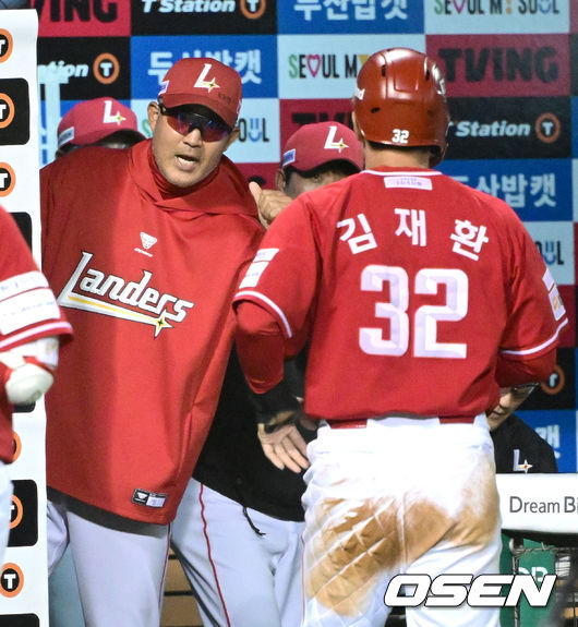 [OSEN=잠실, 최규한 기자] 8일 서울 잠실야구장에서 ‘2025 신한 SOL Bank KBO리그’ 두산 베어스와 SSG 랜더스의 경기가 열렸다. 5회초 1사 1, 2루 상황 SSG 오태곤의 달아나는 1타점 적시타 때 2루 주자 김재환이 홈으로 내달려 슬라이딩 해 세이프된 뒤 이숭용 감독과 인사를 나누고 있다. 2026.05.08 / dreamer@osen.co.kr