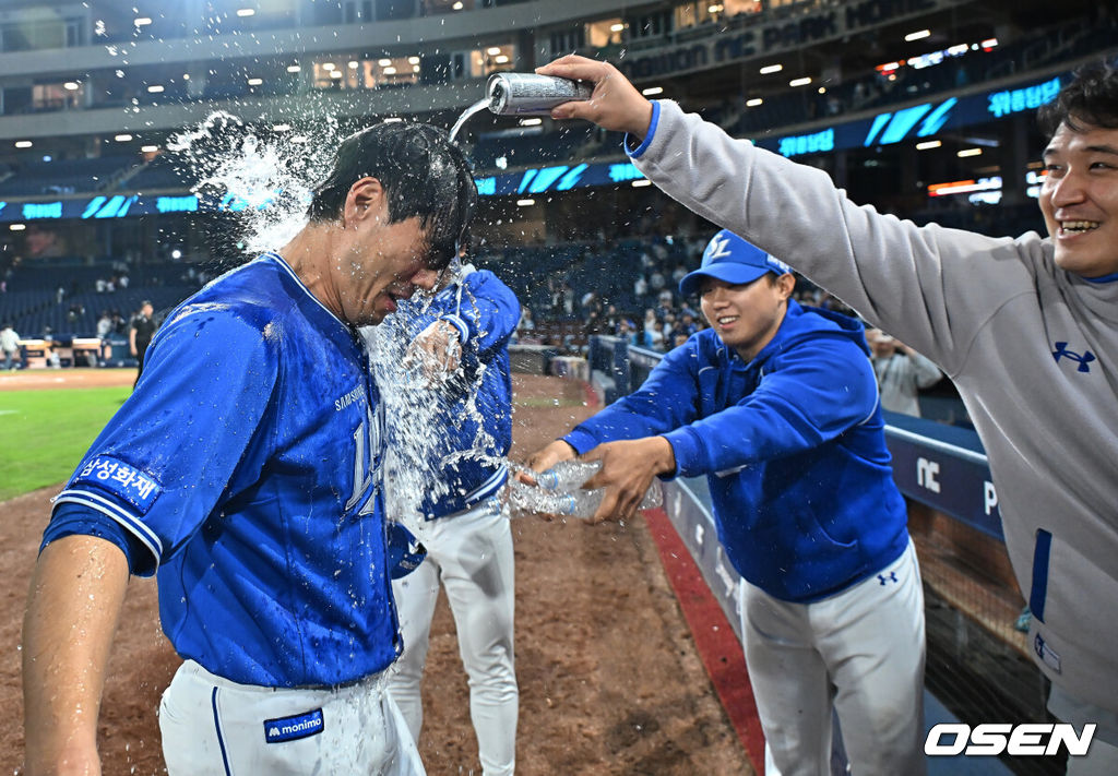 8일 창원NC파크에서 2026 신한 SOL KBO 리그 NC 다이노스와 삼성 라이온즈의 경기가 열렸다. 홈팀 NC는 목지훈이, 방문팀 삼성은 장찬희가 선발 출전했다. 삼성 라이온즈 김재윤이 통산 200 세이브를 달성하고 동료들의 축하 물세례를 받고 있다. 2026.05.08 / foto0307@osen.co.kr