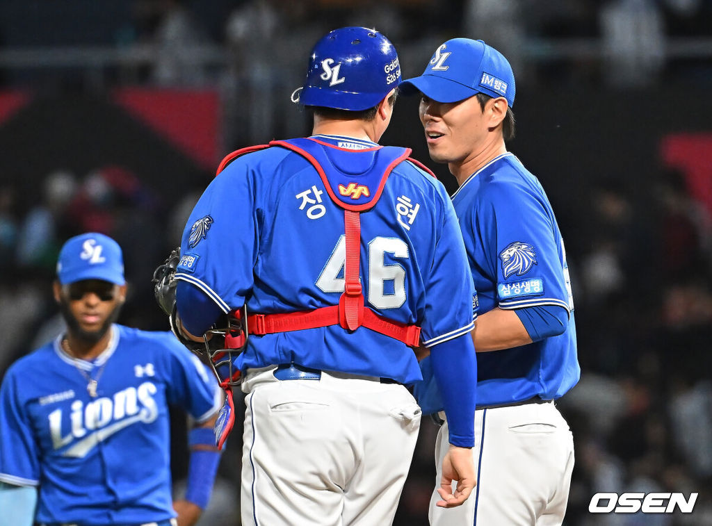 8일 창원NC파크에서 2026 신한 SOL KBO 리그 NC 다이노스와 삼성 라이온즈의 경기가 열렸다. 홈팀 NC는 목지훈이, 방문팀 삼성은 장찬희가 선발 출전했다. 삼성 라이온즈 김재윤이 200 세이브를 달성하고 축하를 받고 있다. 2026.05.08 / foto0307@osen.co.kr