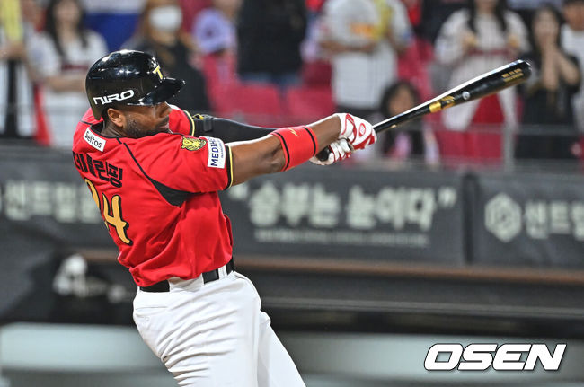 [OSEN=광주, 이석우 기자] 6일 광주-기아 챔피언스필드에서 2026 신한 SOL KBO 리그 KIA 타이거즈와 한화 이글스의 경기가 열렸다. 홈팀 KIA는 올러가, 방문팀 한화는 류현진이 선발 출전했다.KIA 타이거즈 아데를린이 6회말 2사 좌중월 솔로 홈런을 치고 있다. 2026.05.06 / foto0307@osen.co.kr