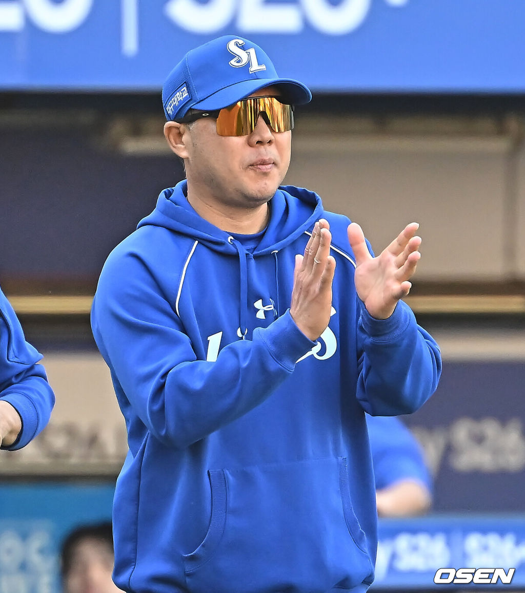 5일 대구삼성라이온즈파크에서 2026 신한 SOL KBO 리그 삼성 라이온즈와 키움 히어로즈의 경기가 열렸다. 홈팀 삼성은 오러클린이, 방문팀 키움은 오석주가 선발 출전했다. 삼성 라이온즈 박진만 감독이 키움 히어로즈에 11-1로 승리한 후 승리 축하 박수를 치고 있다. 2026.05.05 / foto0307@osen.co.kr