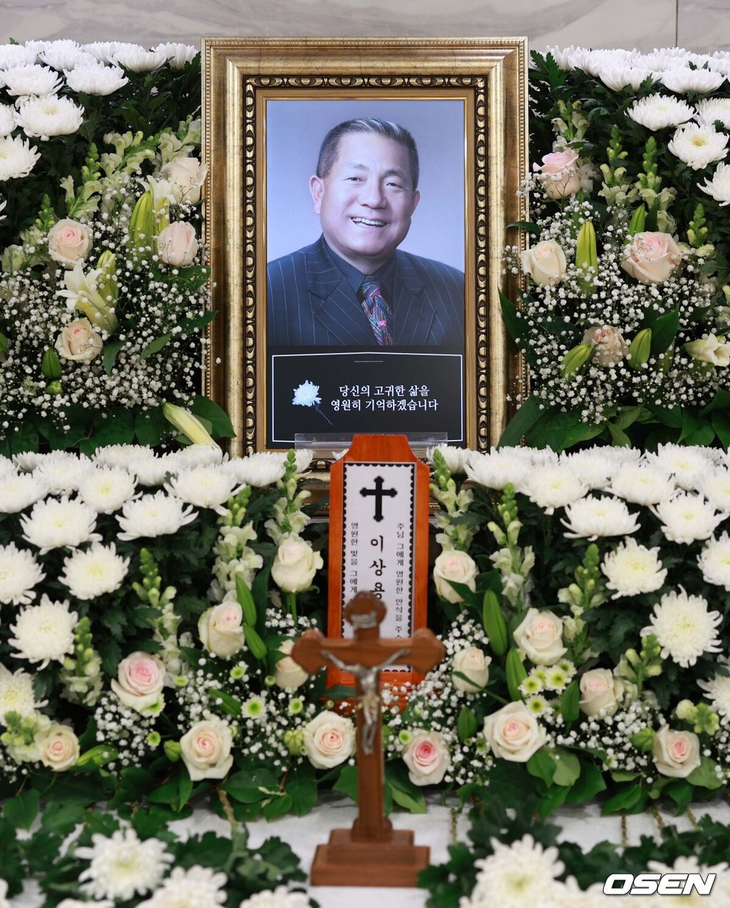 [OSEN=사진팀]10일 오후 서울 서초구 반포동 가톨릭대학교 서울성모병원장례식장 31호실에 '뽀빠이' 故 이상용의 빈소가 마련됐다. 고인의 발인은 오는 12일 오전 9시 40분 엄수될 예정이며, 장지는 용인시 선영에 마련된다.고인은 전날 감기로 인해 자택 인근의 병원에 내원했다가 쓰러졌고, 급하게 서울성모병원으로 이송돼 응급치료를 받았으나 세상을 떠나고 말았다. 향년 81세. 2025.05.10 /photo@osen.co.kr[사진=사진공동취재단]