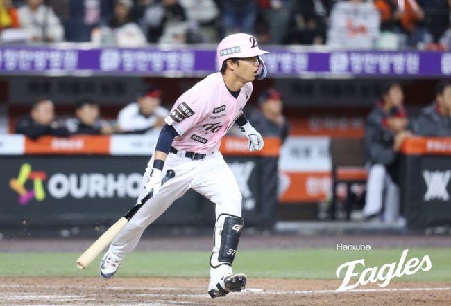 김경문 감독이 이끄는 한화 이글스는 8일 대전 한화생명 볼파크에서 열린 2026 신한 SOL KBO리그 LG 트윈스와의 홈경기에서 5시간 5분이 걸린 연장전 끝에 8-9로 패했다. 이날 패배로 2연승이 끊긴 한화는 시즌 전적 14승20패가 됐다. 한화 이글스