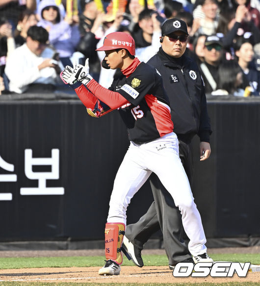 [OSEN=대전, 박준형 기자] 20일 오후 대전 한화생명볼파크에서 2026 신한 SOL KBO 리그 시범경기 한화 이글스와 KIA 타이거즈의 경기를 진행됐다.전날 한화는 4-5로 끌려가다 9회말 허인서의 동점 홈런과 김태연의 끝내기 홈런으로 7-5 역전승을 거두고 2연패를 끊었다.8회초 2사 만루 KIA 박재현이 3타점 적시 3루타를 날리고 세리머니를 하고 있다.    2026.03.20 / soul1014@osen.co.kr