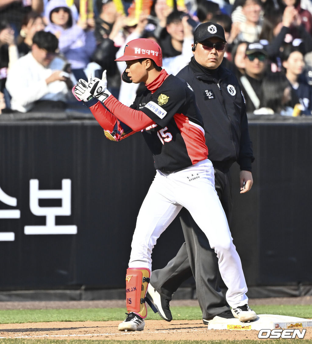 20일 오후 대전 한화생명볼파크에서 2026 신한 SOL KBO 리그 시범경기 한화 이글스와 KIA 타이거즈의 경기를 진행됐다.전날 한화는 4-5로 끌려가다 9회말 허인서의 동점 홈런과 김태연의 끝내기 홈런으로 7-5 역전승을 거두고 2연패를 끊었다.8회초 2사 만루 KIA 박재현이 3타점 적시 3루타를 날리고 세리머니를 하고 있다.    2026.03.20 / soul1014@osen.co.kr