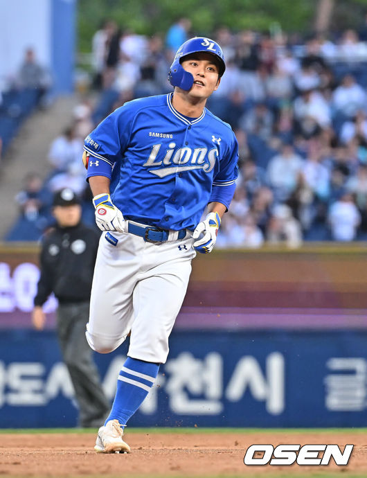[OSEN=창원, 이석우 기자] 8일 창원NC파크에서 2026 신한 SOL KBO 리그 NC 다이노스와 삼성 라이온즈의 경기가 열렸다. 홈팀 NC는 목지훈이, 방문팀 삼성은 장찬희가 선발 출전했다. 삼성 라이온즈 양우현이 2회초 무사 우월 솔로 홈런을 치고 그라운드를 돌고 있다. 2026.05.08 / foto0307@osen.co.kr