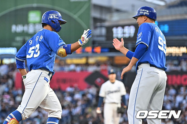 [OSEN=창원, 이석우 기자] 8일 창원NC파크에서 2026 신한 SOL KBO 리그 NC 다이노스와 삼성 라이온즈의 경기가 열렸다. 홈팀 NC는 목지훈이, 방문팀 삼성은 장찬희가 선발 출전했다. 삼성 라이온즈 양우현이 2회초 무사 우월 솔로 홈런을 치고 하이파이브를 하고 있다. 2026.05.08 / foto0307@osen.co.kr