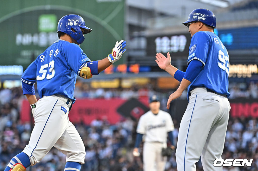 8일 창원NC파크에서 2026 신한 SOL KBO 리그 NC 다이노스와 삼성 라이온즈의 경기가 열렸다. 홈팀 NC는 목지훈이, 방문팀 삼성은 장찬희가 선발 출전했다. 삼성 라이온즈 양우현이 2회초 무사 우월 솔로 홈런을 치고 하이파이브를 하고 있다. 2026.05.08 / foto0307@osen.co.kr