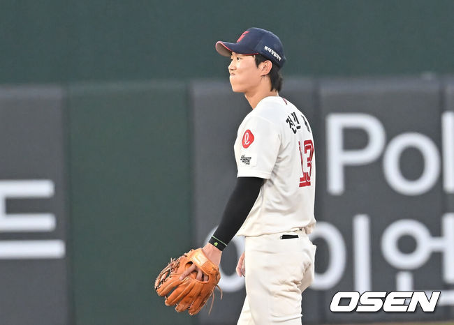 [OSEN=부산, 이석우 기자] 1일 부산 사직야구장에서 2025 신한 SOL 뱅크 KBO 리그 롯데 자이언츠와 LG 트윈스의 경기가 열렸다. 홈팀 롯데는 데이비슨이, 방문팀 LG는 에르난데스가 선발 출전했다.롯데 자이언츠 전민재가 5회초 무사 1루 LG 트윈스 김현수의 병살성 타구를 한번에 처리하지 못하고 진루를 허용한 후 아쉬워하고 있다. 2025.07.01 / foto0307@osen.co.kr
