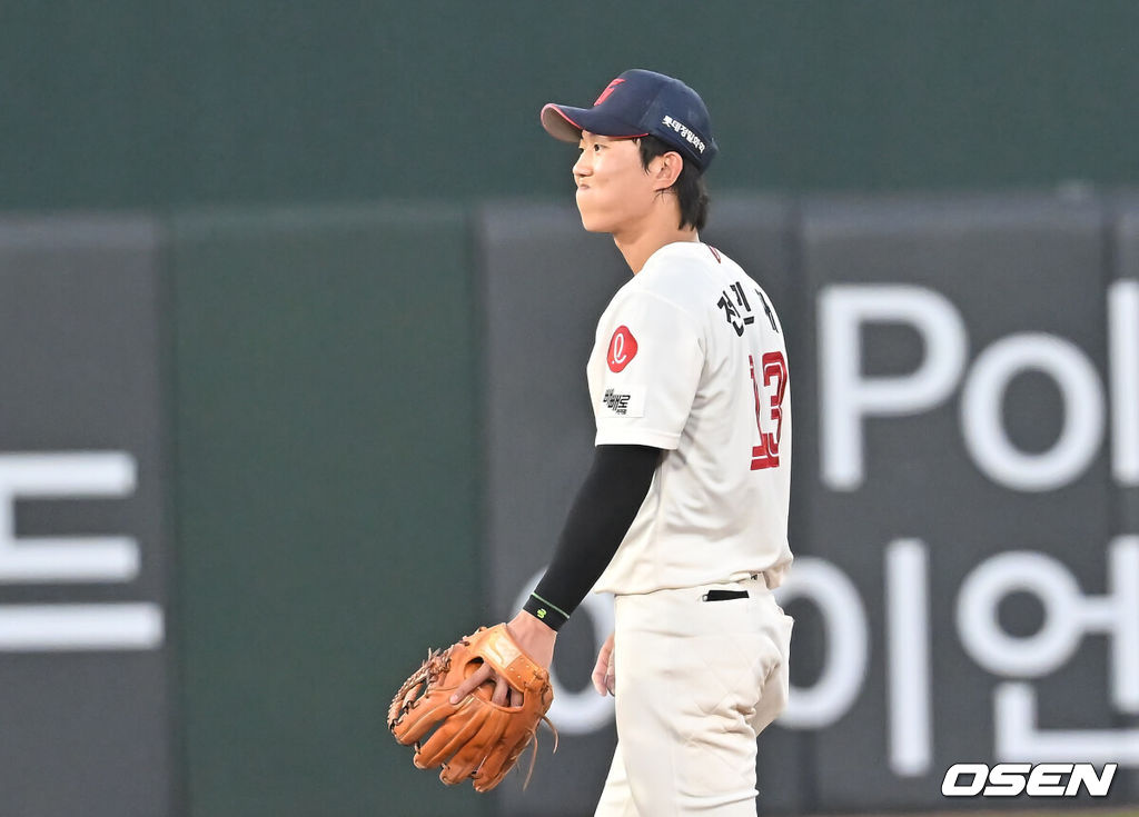 1일 부산 사직야구장에서 2025 신한 SOL 뱅크 KBO 리그 롯데 자이언츠와 LG 트윈스의 경기가 열렸다. 홈팀 롯데는 데이비슨이, 방문팀 LG는 에르난데스가 선발 출전했다.롯데 자이언츠 전민재가 5회초 무사 1루 LG 트윈스 김현수의 병살성 타구를 한번에 처리하지 못하고 진루를 허용한 후 아쉬워하고 있다. 2025.07.01 / foto0307@osen.co.kr