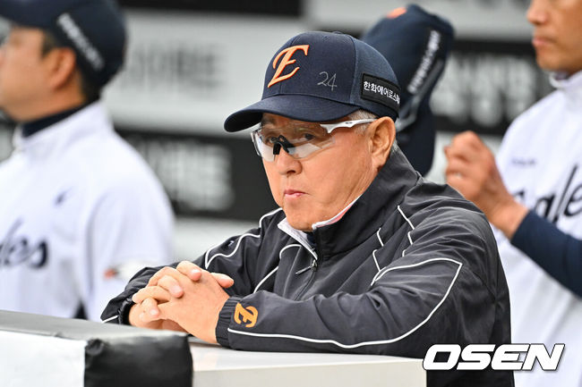 [OSEN=대전, 박준형 기자] 30일 오후 대전 한화생명볼파크에서 2026 신한 SOL KBO리그 한화 이글스와 SSG 랜더스의 경기가 진행됐다. 이날 경기 한화는 류현진을, SSG는 김건우를 선발투수로 내세웠다.1회초 한화 김경문 감독이 그라운드를 바라보고 있다.   2026.04.30 / soul1014@osen.co.kr