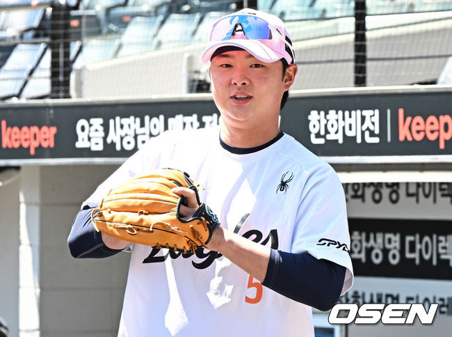 [OSEN=대전, 조은정 기자]9일 오후 대전 한화생명볼파크에서 2026 신한 SOL KBO리그 한화 이글스와 LG 트윈스의 경기가 열린다.이날 한화는 왕옌청을 LG는 치리노스를 선발로 내세웠다.한화 이도윤이 훈련을 위해 그라운드로 나서고 있다. 2026.05.09 /cej@osen.co.kr