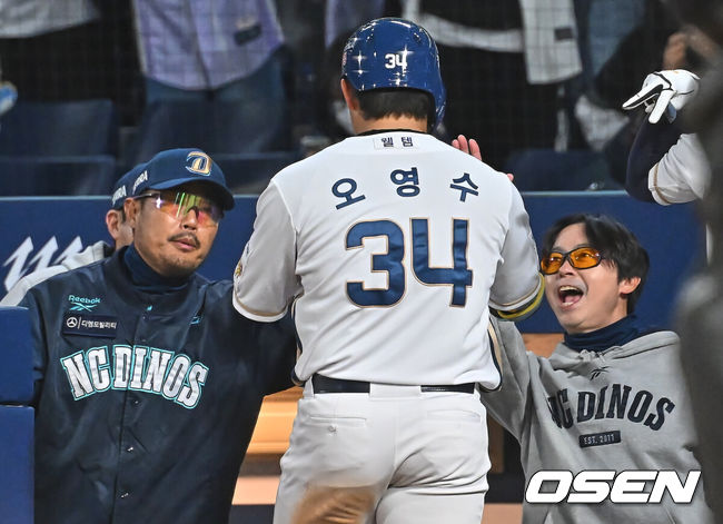 [OSEN=창원, 이석우 기자] 8일 창원NC파크에서 2026 신한 SOL KBO 리그 NC 다이노스와 삼성 라이온즈의 경기가 열렸다. 홈팀 NC는 목지훈이, 방문팀 삼성은 장찬희가 선발 출전했다. NC 다이노스 오영수가 7회말 우월 솔로 홈런을 치고 이호준 감독의 축하를 받고 있다. 2026.05.08 / foto0307@osen.co.kr