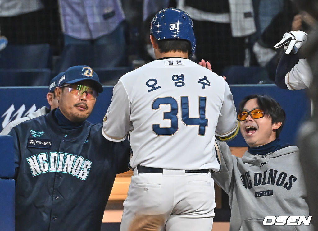 8일 창원NC파크에서 2026 신한 SOL KBO 리그 NC 다이노스와 삼성 라이온즈의 경기가 열렸다. 홈팀 NC는 목지훈이, 방문팀 삼성은 장찬희가 선발 출전했다. NC 다이노스 오영수가 7회말 우월 솔로 홈런을 치고 이호준 감독의 축하를 받고 있다. 2026.05.08 / foto0307@osen.co.kr