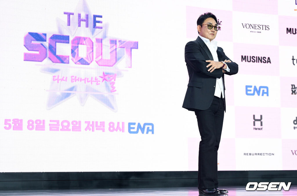 ENA ‘더 스카웃’ 제작발표회가 29일 서울 마포구 서울 큐브컨벤션센터에서 열렸다.‘더 스카웃’은 가요계 최고 전문가들이 ‘아직 자신의 재능을 제대로 펼치지 못한 원석’을 직접 발굴하고, 그들에게 새로운 방향성과 가능성을 제시하는 성장형 음악 프로젝트다.가수 이승철이 포즈를 취하고 있다. 2026.04.29 /cej@osen.co.kr
