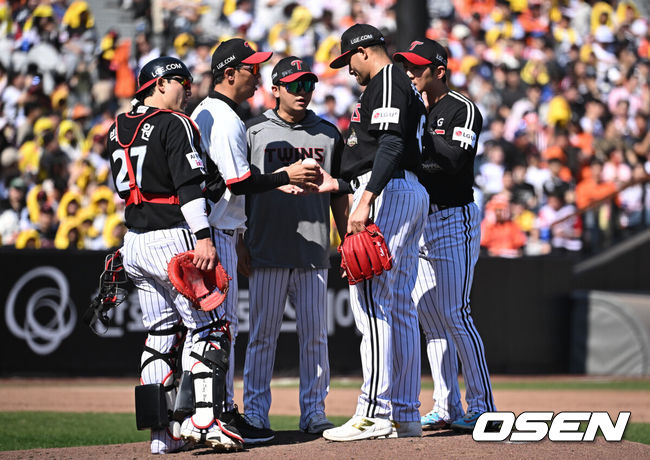 [OSEN=대전, 조은정 기자]9일 오후 대전 한화생명볼파크에서 2026 신한 SOL KBO리그 한화 이글스와 LG 트윈스의 경기가 열렸다.이날 한화는 왕옌청을 LG는 치리노스를 선발로 내세웠다.4회말 2사 만루에서 LG 치리노스가 교체되고 있다. 2026.05.09 /cej@osen.co.kr