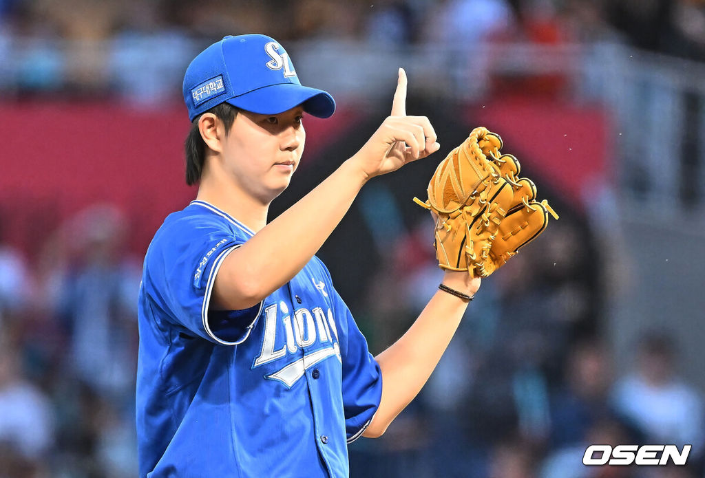 8일 창원NC파크에서 2026 신한 SOL KBO 리그 NC 다이노스와 삼성 라이온즈의 경기가 열렸다. 홈팀 NC는 목지훈이, 방문팀 삼성은 장찬희가 선발 출전했다. 삼성 라이온즈 선발투수 장찬희가 사인을 보내고 있다. 2026.05.08 / foto0307@osen.co.kr
