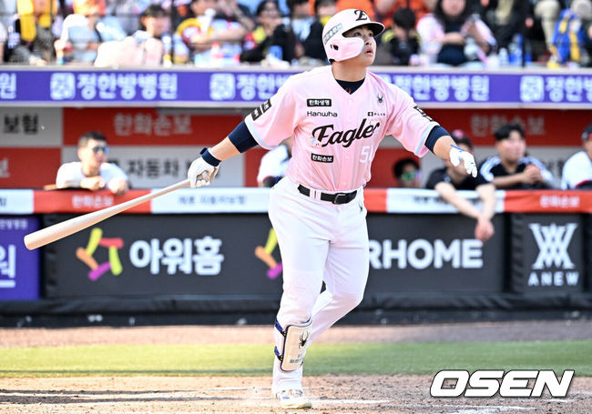 [OSEN=대전, 조은정 기자]9일 오후 대전 한화생명볼파크에서 2026 신한 SOL KBO리그 한화 이글스와 LG 트윈스의 경기가 열렸다.이날 한화는 왕옌청을 LG는 치리노스를 선발로 내세웠다.8회말 1사 2,3루에서 한화 문현빈이 우월 쓰리런 홈런을 날리고 있다. 2026.05.09 /cej@osen.co.kr