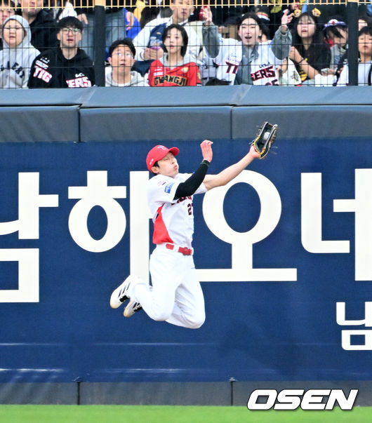 [OSEN=광주, 이대선 기자] 4일 광주-기아 챔피언스필드에서 2026 신한 SOL KBO리그 KIA 타이거즈와 NC 다이노스의 경기가 열렸다.이날 KIA는 이의리, NC는 커티스 테일러를 선발로 내세웠다.3회초 무사에서 KIA 김호령이 NC 김휘집의 잘맞은 타구를 잡고 있다. 2026.04.04 /sunday@osen.co.kr