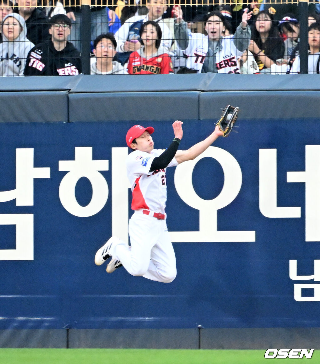 4일 광주-기아 챔피언스필드에서 2026 신한 SOL KBO리그 KIA 타이거즈와 NC 다이노스의 경기가 열렸다.이날 KIA는 이의리, NC는 커티스 테일러를 선발로 내세웠다.3회초 무사에서 KIA 김호령이 NC 김휘집의 잘맞은 타구를 잡고 있다. 2026.04.04 /sunday@osen.co.kr