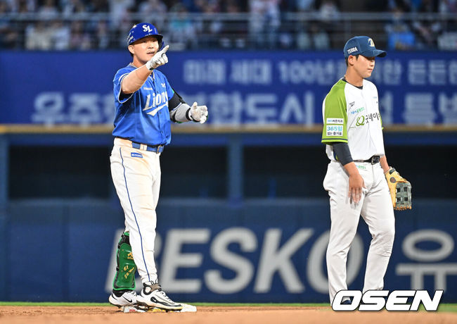 [OSEN=창원, 이석우 기자] 9일 창원NC파크에서 2026 신한 SOL KBO 리그 NC 다이노스와 삼성 라이온즈의 경기가 열렸다. 홈팀 NC는 신민혁이, 방문팀 삼성은 후라도가 선발 출전했다. 삼성 라이온즈 전병우가 8회초 1사 2,3루 우중간 2타점 2루타를 치고 세리머니를 하고 있다. 2026.05.09 / foto0307@osen.co.kr