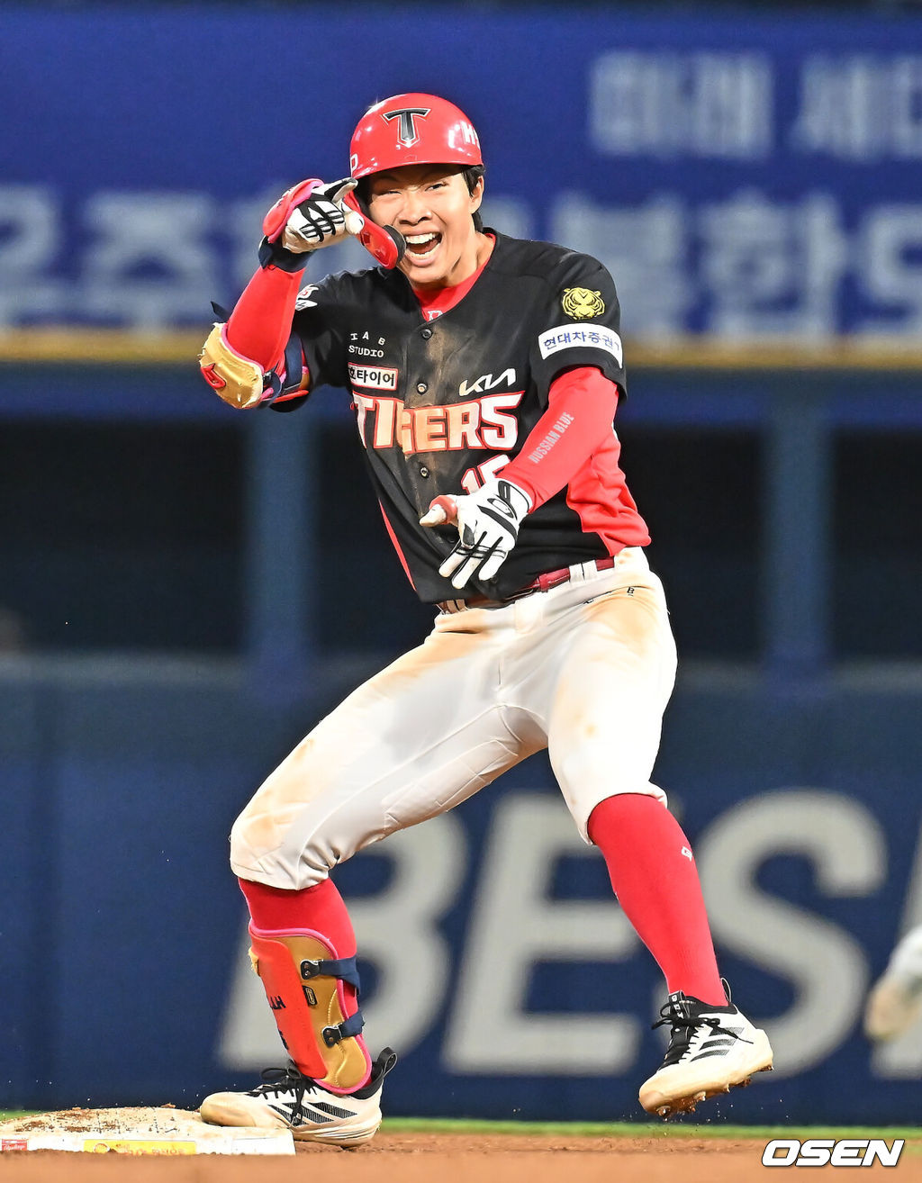 29일 창원NC파크에서 2026 신한 SOL KBO 리그 NC 다이노스와 KIA 타이거즈의 경기가 열렸다. 홈팀 NC는 구창모가, 방문팀 KIA는 이의리가 선발 출전했다. KIA 타이거즈 박재현이 연장 10회초 1사 1,2루 우익수 뒤 1타점 2루타를 치고 환호하고 있다. 2026.04.29 / foto0307@osen.co.kr