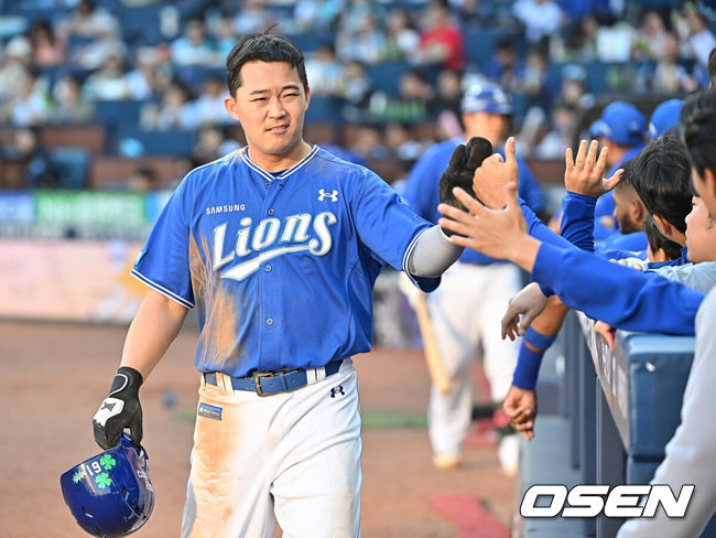 [OSEN=창원, 이석우 기자] 9일 창원NC파크에서 2026 신한 SOL KBO 리그 NC 다이노스와 삼성 라이온즈의 경기가 열렸다. 홈팀 NC는 신민혁이, 방문팀 삼성은 후라도가 선발 출전했다. 삼성 라이온즈 전병우가 5회초 1사 3루 김도환의 좌익수 희생플라이때 득점을 성공하고 하이파이브를 하고 있다. 2026.05.09 / foto0307@osen.co.kr