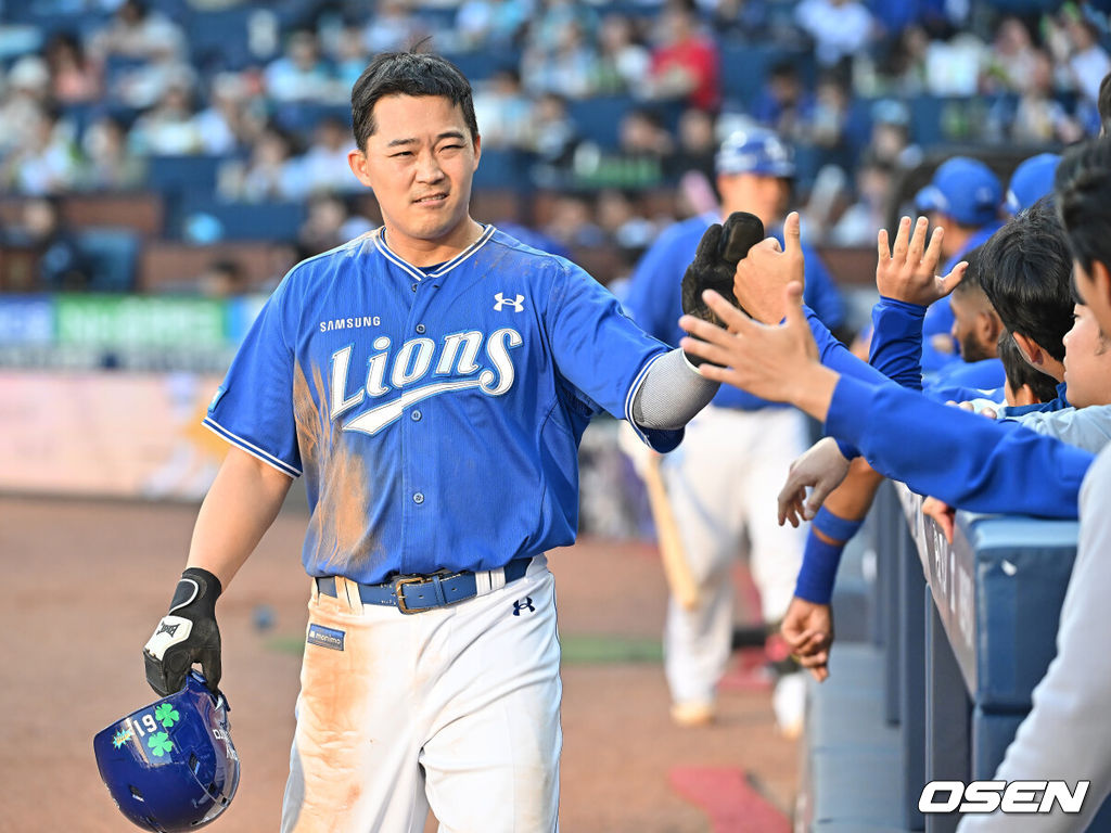 9일 창원NC파크에서 2026 신한 SOL KBO 리그 NC 다이노스와 삼성 라이온즈의 경기가 열렸다. 홈팀 NC는 신민혁이, 방문팀 삼성은 후라도가 선발 출전했다. 삼성 라이온즈 전병우가 5회초 1사 3루 김도환의 좌익수 희생플라이때 득점을 성공하고 하이파이브를 하고 있다. 2026.05.09 / foto0307@osen.co.kr