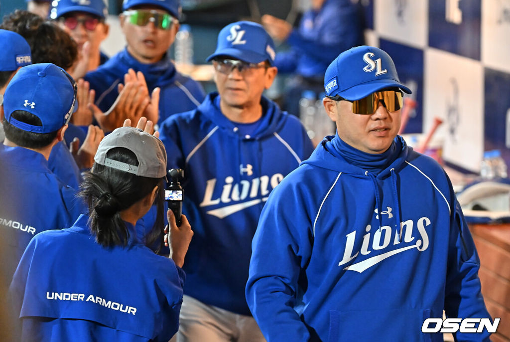 9일 창원NC파크에서 2026 신한 SOL KBO 리그 NC 다이노스와 삼성 라이온즈의 경기가 열렸다. 홈팀 NC는 신민혁이, 방문팀 삼성은 후라도가 선발 출전했다. 삼성 라이온즈 박진만 감독이 NC 다이노스에 5-4로 승리한 후 기쁨을 나누고 있다. 2026.05.09 / foto0307@osen.co.kr