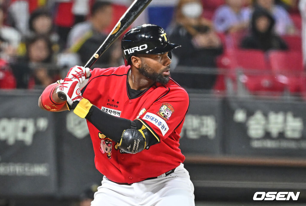 6일 광주-기아 챔피언스필드에서 2026 신한 SOL KBO 리그 KIA 타이거즈와 한화 이글스의 경기가 열렸다. 홈팀 KIA는 올러가, 방문팀 한화는 류현진이 선발 출전했다.KIA 타이거즈 아데를린이 힘찬 타격을 하고 있다. 2026.05.06 / foto0307@osen.co.kr