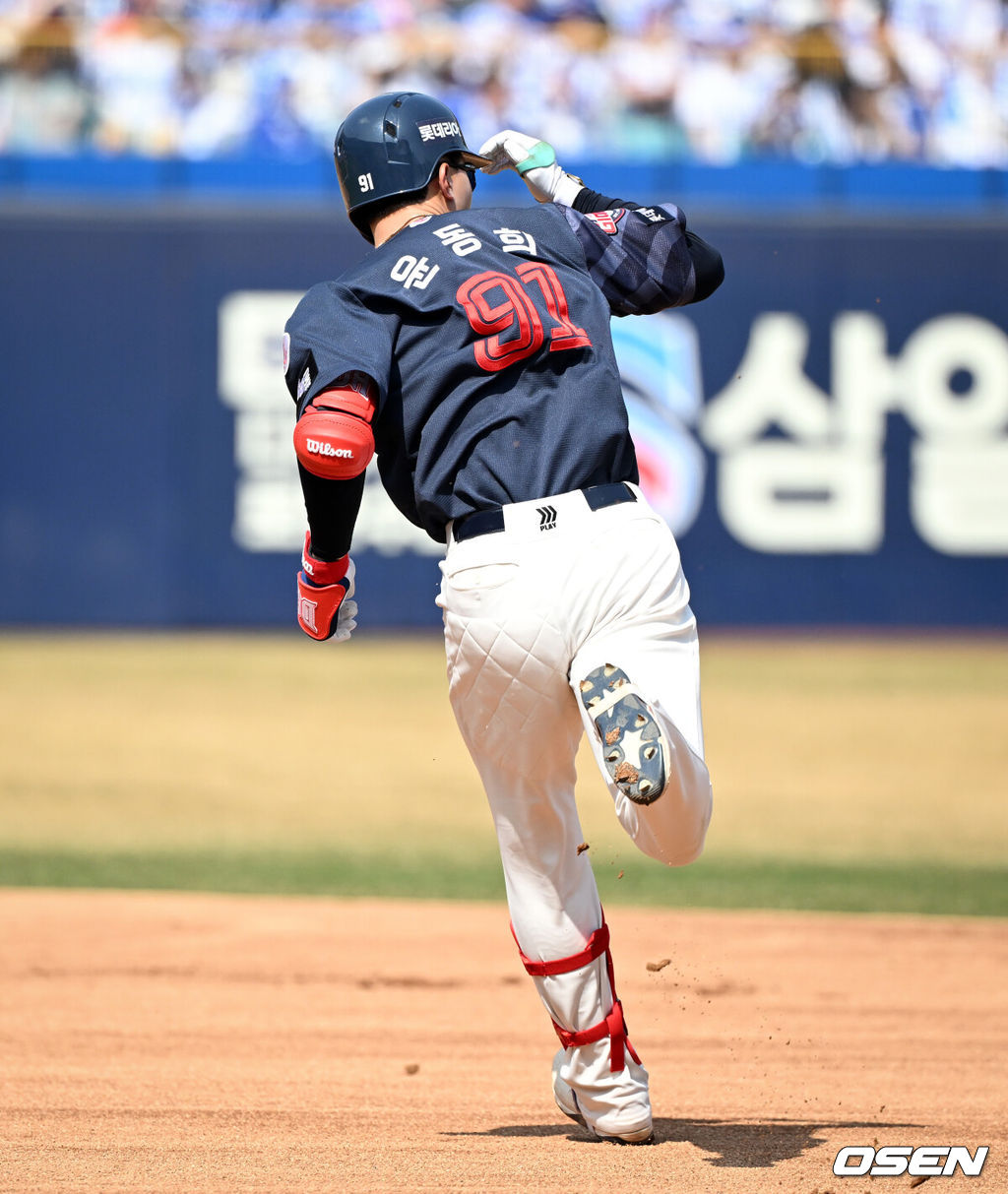 28일 대구삼성라이온즈파크에서 ‘2026 신한 SOL KBO 리그’ 삼성 라이온즈와 롯데 자이언츠의 개막전이 열렸다.개막전 선발 투수로 삼성은 후라도를 롯데는 로드리게스를 내세웠다.1회초 1사 1루에서 롯데 윤동희가 우월로 선제 투런 홈런을 날린 뒤 베이스를 돌고 있다. KBO 2026 시즌 첫 홈런. 2026.03.28 /cej@osen.co.kr