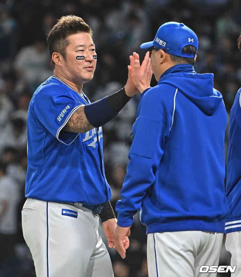 9일 창원NC파크에서 2026 신한 SOL KBO 리그 NC 다이노스와 삼성 라이온즈의 경기가 열렸다. 홈팀 NC는 신민혁이, 방문팀 삼성은 후라도가 선발 출전했다. 삼성 라이온즈 최형우가 NC 다이노스에 5-4로 승리한 후 박진만 감독과 기쁨을 나누고 있다. 2026.05.09 / foto0307@osen.co.kr