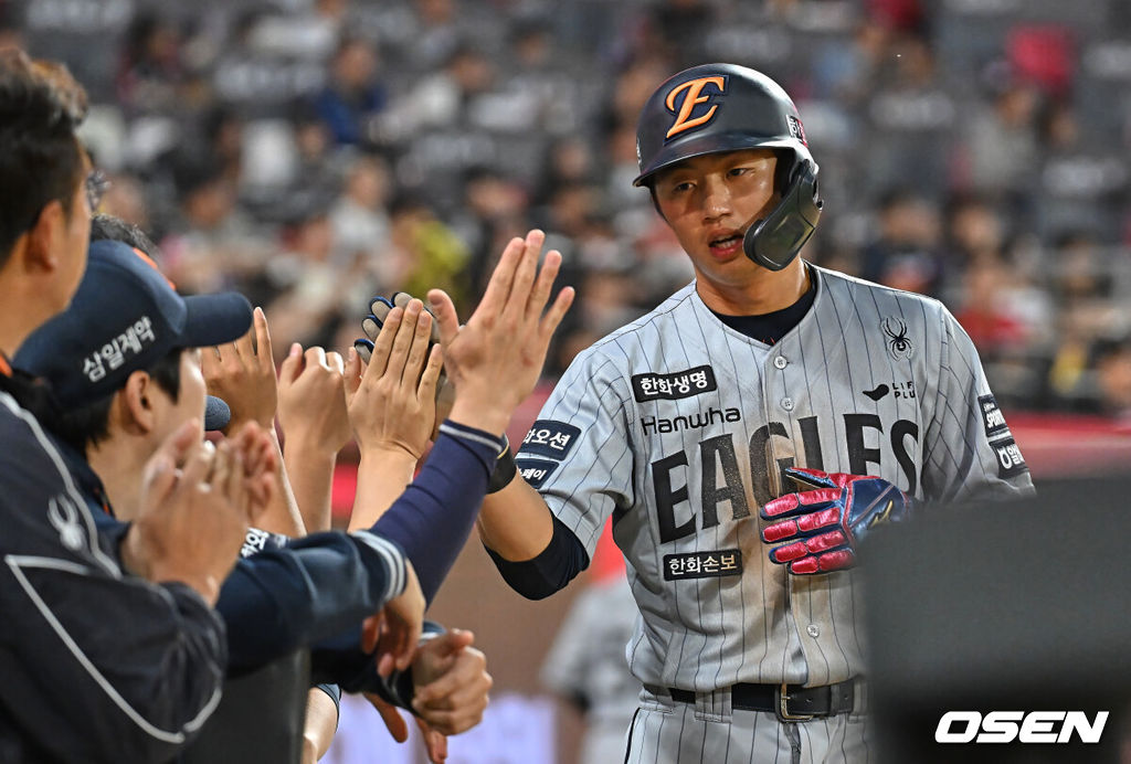 6일 광주-기아 챔피언스필드에서 2026 신한 SOL KBO 리그 KIA 타이거즈와 한화 이글스의 경기가 열렸다. 홈팀 KIA는 올러가, 방문팀 한화는 류현진이 선발 출전했다.한화 이글스 이원석이 4회초 2사 1,3루 황영묵의 좌중간 1타점 안타때 득점을 올리고 하이파이브를 하고 있다. 2026.05.06 / foto0307@osen.co.kr
