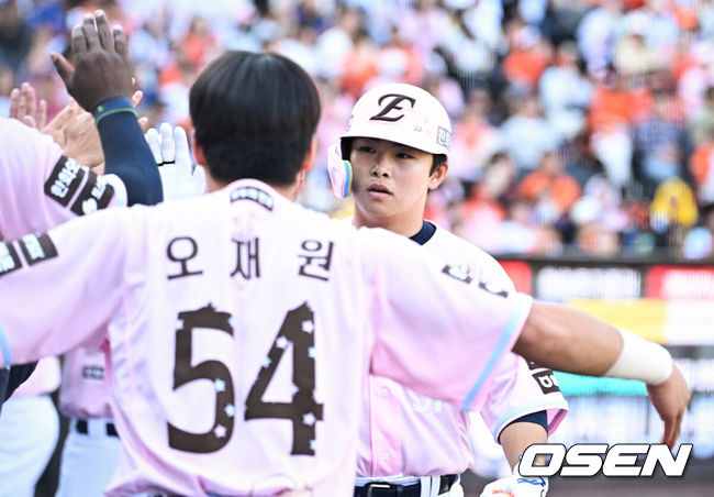 [OSEN=대전, 조은정 기자]9일 오후 대전 한화생명볼파크에서 2026 신한 SOL KBO리그 한화 이글스와 LG 트윈스의 경기가 열렸다.이날 한화는 왕옌청을 LG는 치리노스를 선발로 내세웠다.8회말 1사 2,3루에서 한화 문현빈이 우월 쓰리런 홈런을 날린 뒤 더그아웃에서 환영을 받고 있다. 2026.05.09 /cej@osen.co.kr