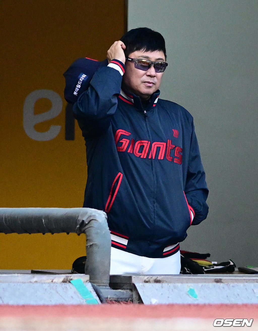 1일 오후 인천 문학동 SSG랜더스필드에서 ‘2026 신한 SOL BANK KBO리그’ SSG 랜더스와 롯데 자이언츠의 경기가 진행됐다.이날 SSG는 타케다를, NC는 박세웅을 선발투수로 내세웠다.롯데 김태형 감독이 경기를 지켜보고 있다. 2026.05.01 /cej@osen.co.kr