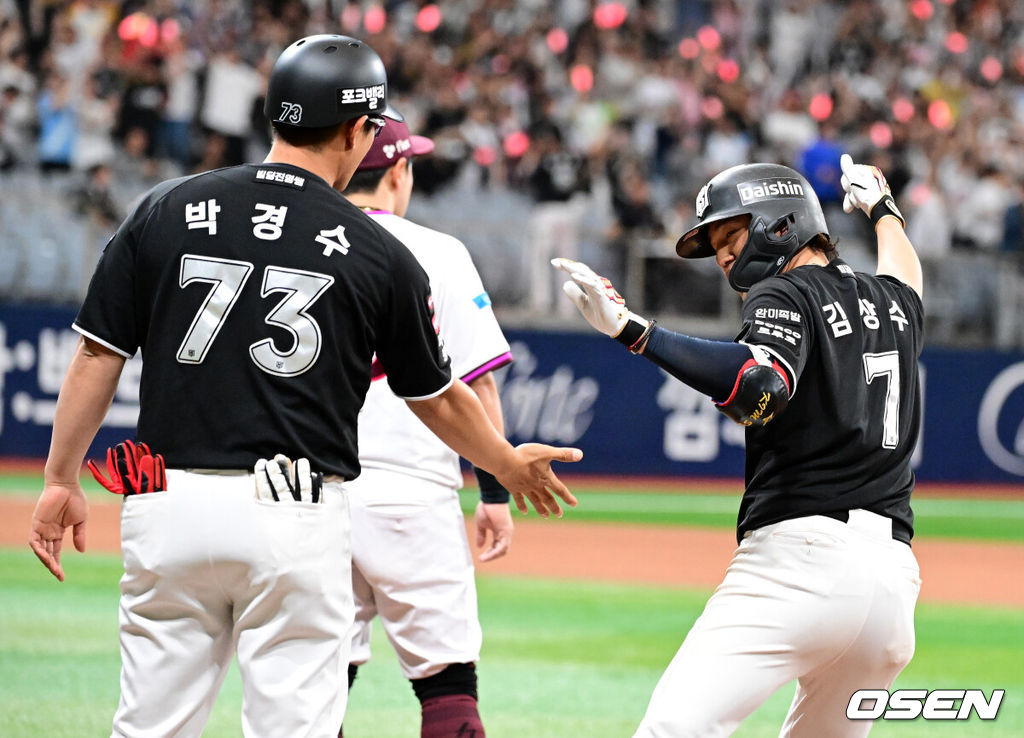 10일 서울 고척 스카이돔에서 2026 신한 SOL KBO리그 키움 히어로즈와 KT 위즈의 경기가 열렸다.키움은 전체 1순위 신인 박준현, KT는 배제성이 선발로 나섰다.6회초 2사 1,3루에서 KT 김상수가 선제 1타점 우전 적시타를 날리며 기뻐하고 있다. 2026.05.10 / jpnews@osen.co.kr