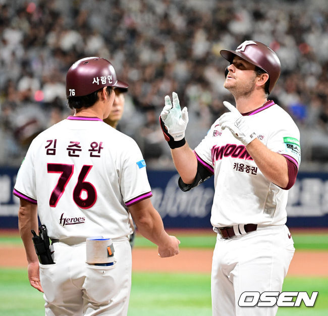 [OSEN=고척, 지형준 기자] 10일 서울 고척 스카이돔에서 2026 신한 SOL KBO리그 키움 히어로즈와 KT 위즈의 경기가 열렸다.키움은 전체 1순위 신인 박준현, KT는 배제성이 선발로 나섰다.6회말 2사 1,2루에서 키움 브룩스가 동점 1타점 우전 적시타를 날리며 기뻐하고 있다. 2026.05.10&nbsp;/ jpnews@osen.co.kr