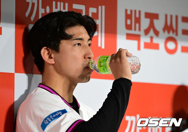 [OSEN=고척, 지형준 기자] 10일 서울 고척 스카이돔에서 2026 신한 SOL KBO리그 키움 히어로즈와 KT 위즈의 경기가 열렸다.키움은 전체 1순위 신인 박준현, KT는 배제성이 선발로 나섰다.9회초 실점 위기를 넘긴 키움 유토가 물을 마시고 있다. 2026.05.10&nbsp;/ jpnews@osen.co.kr