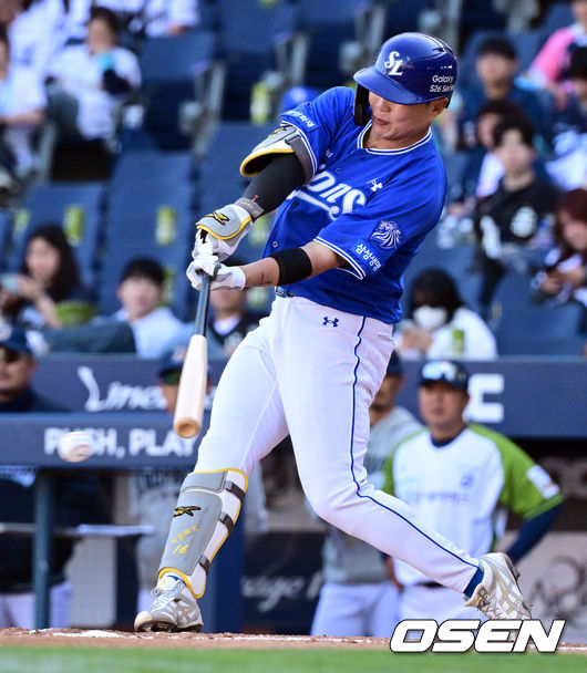 10일 창원NC파크에서 2026 신한 SOL KBO 리그 NC 다이노스와 삼성 라이온즈의 경기가 열렸다. 9회초 무사 만루에서 삼성 류지혁이 2타점 적시타를 날리고 있다. 2026.05.10 /cej@osen.co.kr