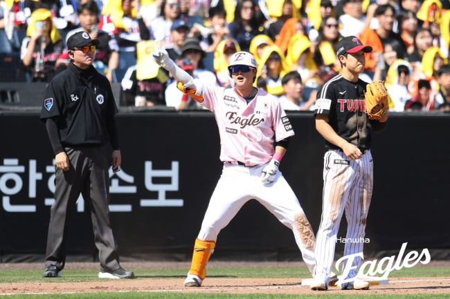 김경문 감독이 이끄는 한화 이글스는 10일 대전 한화생명 볼파크에서 열린 2026 신한 SOL KBO리그 LG와의 홈경기에서 9-3으로 승리했다. 이날 승리로 2연승과 위닝시리즈를 달성한 한화는 시즌 전적 16승20패를 만들었다. 이도윤은 1타점을 올리며 팀 승리에 힘을 보탰다. 한화 이글스