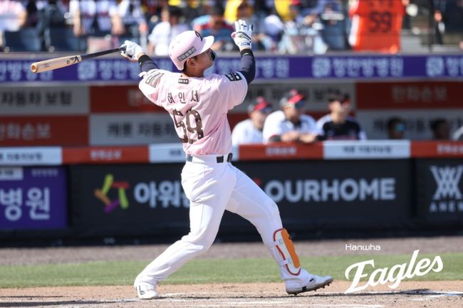 김경문 감독이 이끄는 한화 이글스는 10일 대전 한화생명 볼파크에서 열린 2026 신한 SOL KBO리그 LG와의 홈경기에서 9-3으로 승리했다. 이날 승리로 2연승과 위닝시리즈를 달성한 한화는 시즌 전적 16승20패를 만들었다. 허인서는 홈런 포함 3안타 1타점 2득점을 기록했다. 한화 이글스