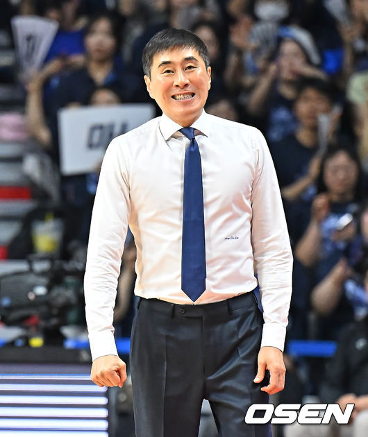 [OSEN=부산, 이석우 기자] 10일 부산 사직체육관에서 2025-26 LG전자 프로농구 부산 KCC와 고양 소노의 챔피언결정전 4차전 경기가 열렸다.파죽의 3연승을 달린 KCC는 2년 만의 우승컵 탈환에 1승만 남겼다.부산 KCC 이상민 감독이 경기를 리드당하자 아쉬운 표정을 짓고 있다. 2026.05.10 / foto0307@osen.co.kr
