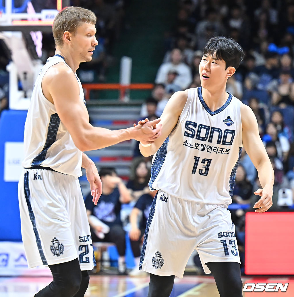 10일 부산 사직체육관에서 2025-26 LG전자 프로농구 부산 KCC와 고양 소노의 챔피언결정전 4차전 경기가 열렸다.파죽의 3연승을 달린 KCC는 2년 만의 우승컵 탈환에 1승만 남겼다.고양 소노 이기디우스 모츠카비추스가 골을 성공시키고 임동섭의 축하를 받고 있다. 2026.05.10 / foto0307@osen.co.kr