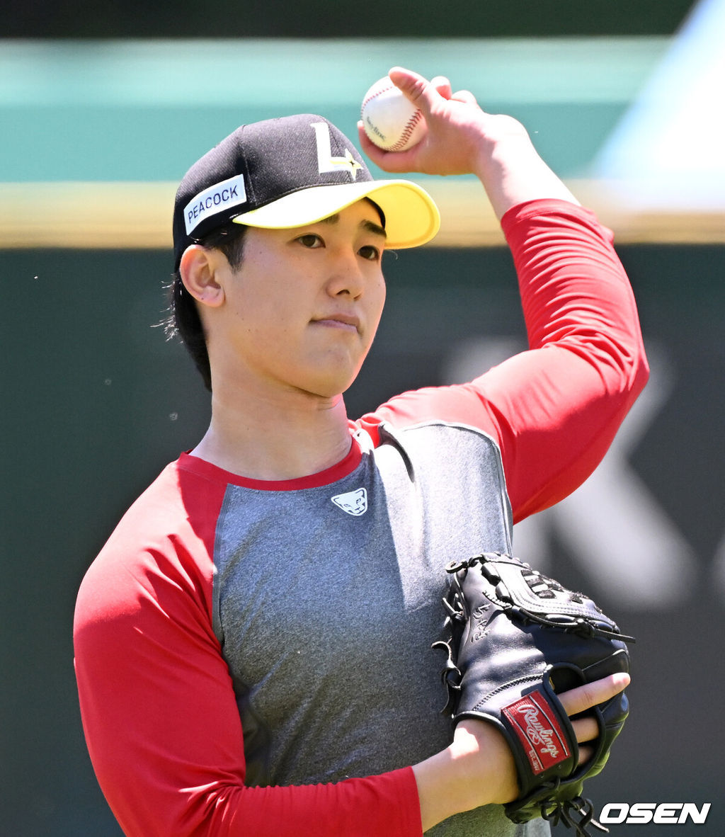 5일 인천 SSG랜더스필드에서 2026 신한 SOL KBO리그 SSG 랜더스와 NC 다이노스의 경기가 열렸다.이날 SSG은 최민준, 두산 NC는 신영우를 선발로 내세웠다.미치 화이트의 부상 대체 선수로 영입한 일본 독립리그 좌완 투수 히라모토 긴지로가 훈련을 하고 있다. 2026.05.05 /sunday@osen.co.kr